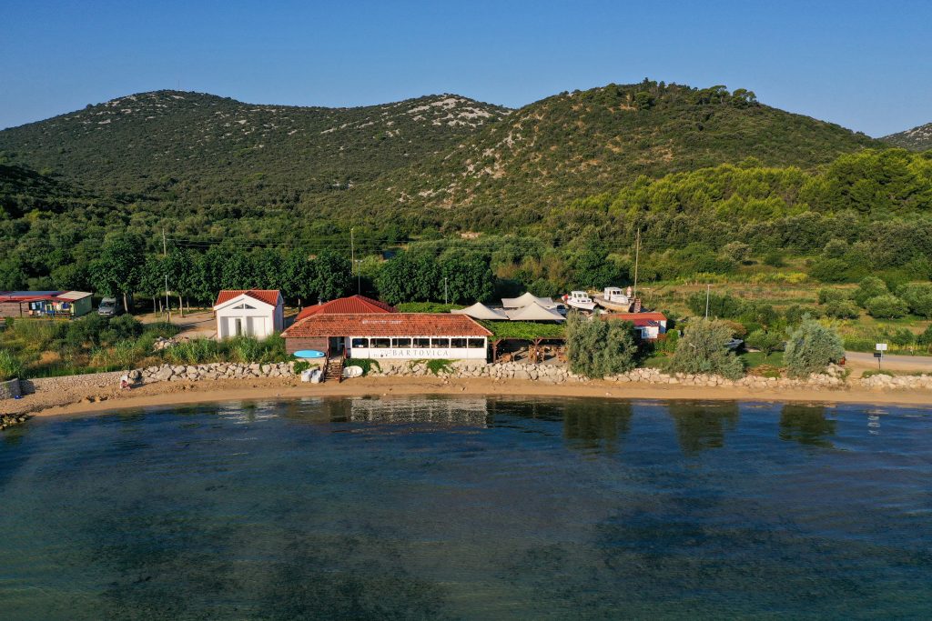 Restaurant and beach bar Bartovica