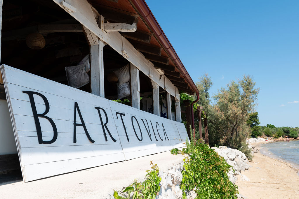 Restaurant with beach access in Tkon